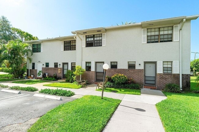 Building Photo - 421 N Cypress Dr Rental