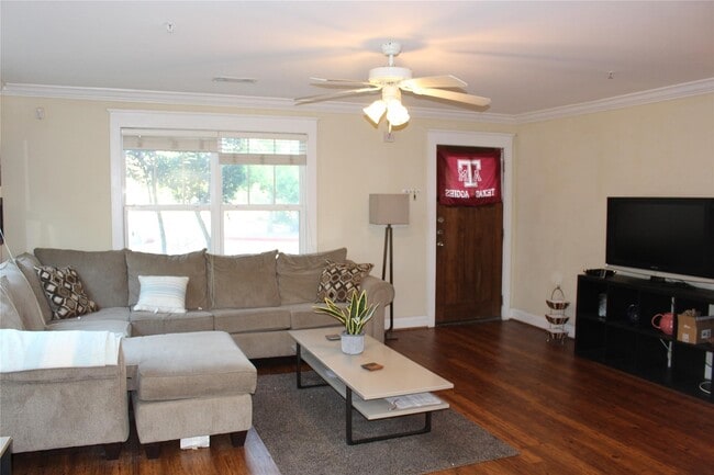 Photo - 1725 Harvey Mitchell Pkwy S Unidad 1517