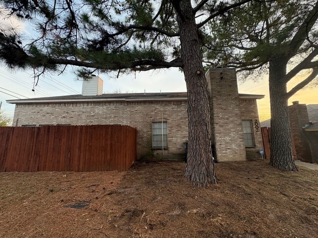 Building Photo - Adorable 2-2 in Arlington