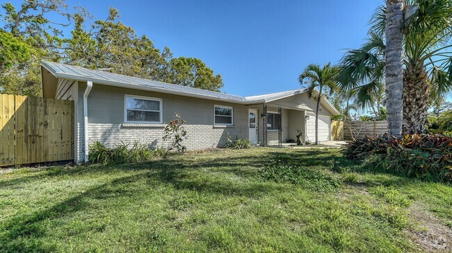 Building Photo - Updated 3 Bed 2 Bath Home On 9000+sf Lot M...