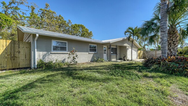 Updated 3 Bed 2 Bath Home On 9000+sf Lot M... - Updated 3 Bed 2 Bath Home On 9000+sf Lot M...