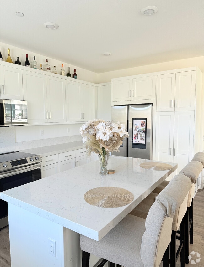 Building Photo - 796 Makani St Rental