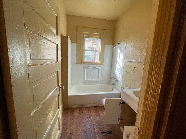 Photo - 2816 Milton St