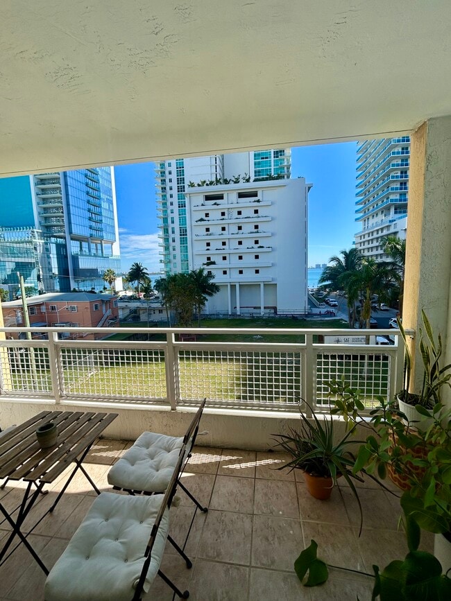 471 NE 25th St Unit 403