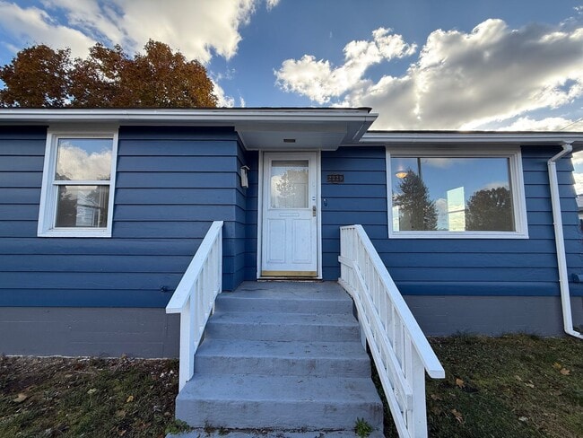 Building Photo - Charming 4 Bed, 2 Bath w/ Garage!