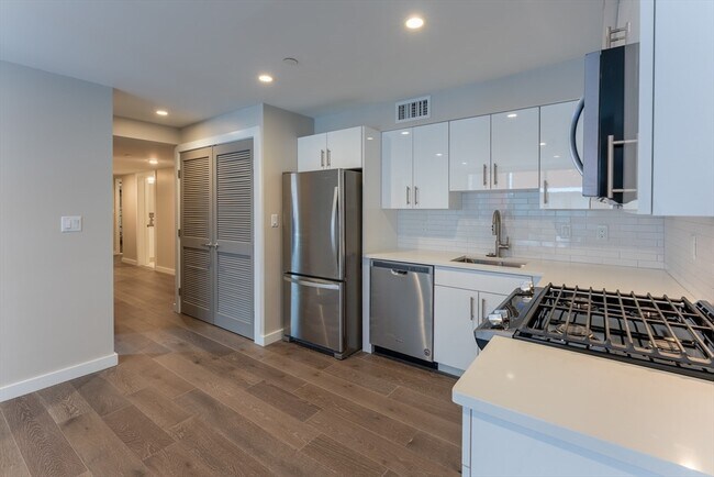 Photo - 244 Hanover St