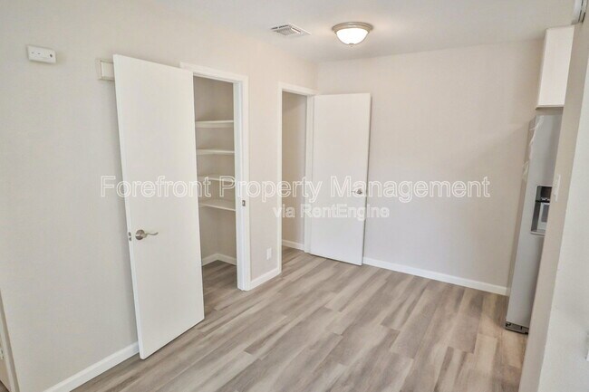 Photo - 5611 Lochmoor