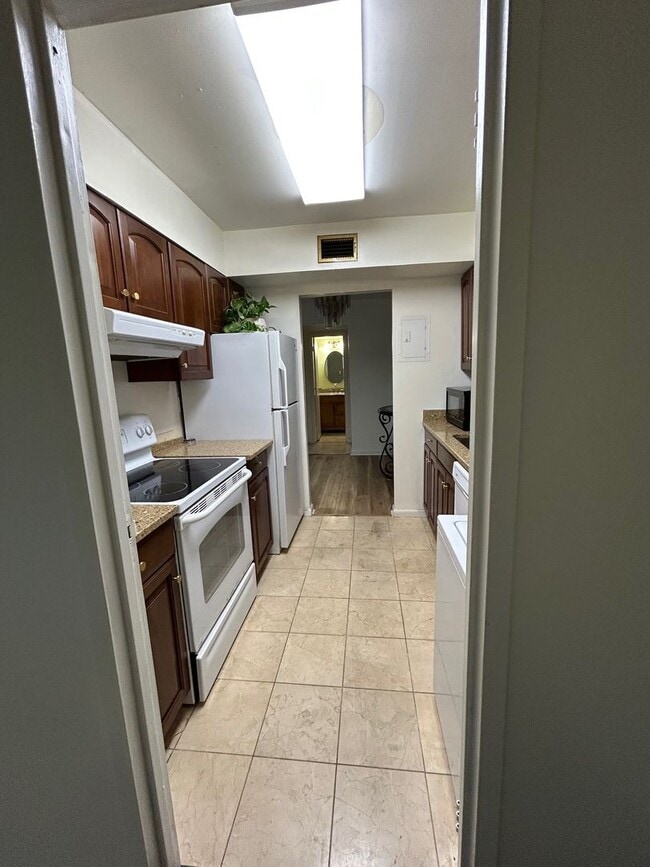 Photo - Rental, 1bed/1bath unit available in Green...