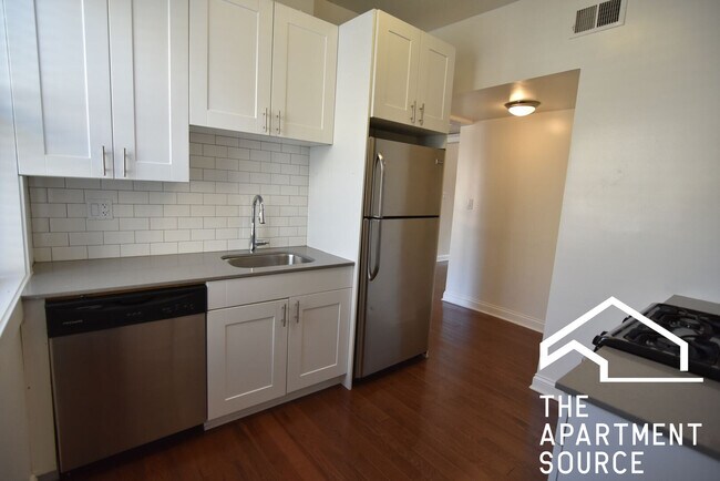 Photo - 3804 N Pine Grove Ave Unidad 3