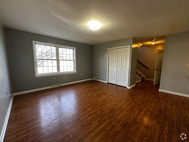 Building Photo - Spacious 3 Bedroom Home Available January!