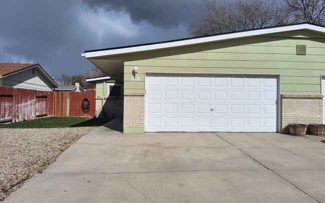 Building Photo - Super cute 3 bedroom, 2 bath Meridian duplex located within walking distance to Meridian Middle S...