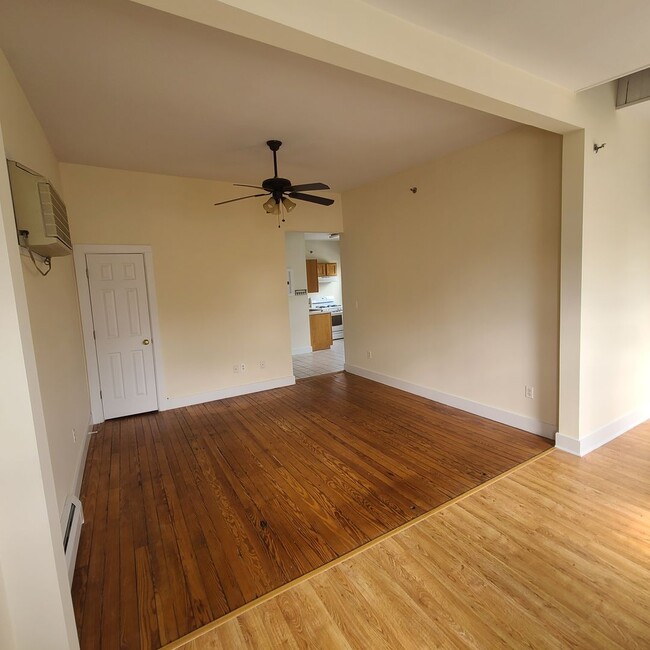 Building Photo - 42 Parsons St Unit Apt 2R