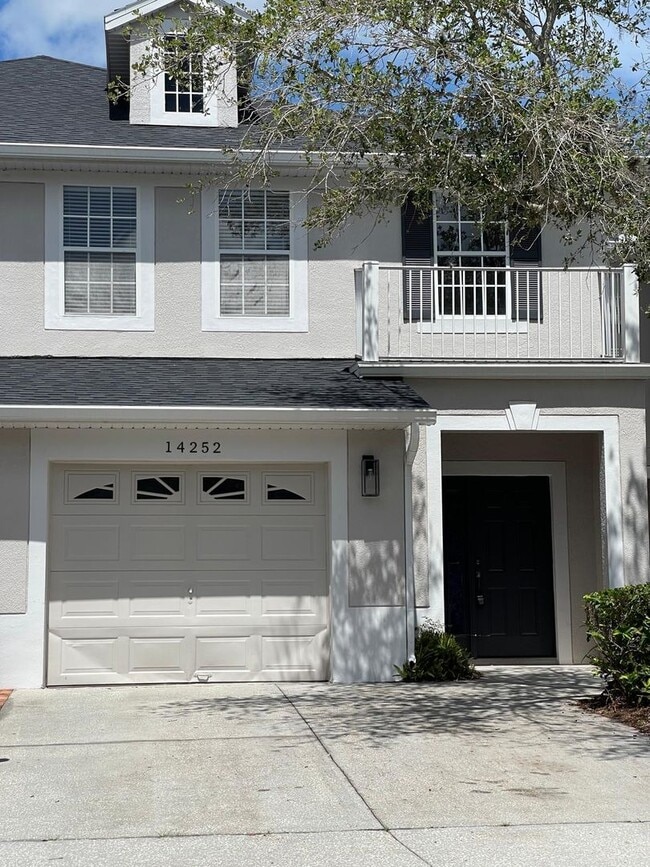 Building Photo - Spacious 3 bedroom, 2.5 bath townhouse in ...