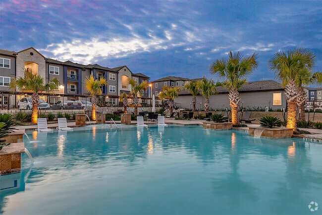 Resort Style Pool - Ventana Plum Creek Rental