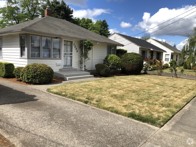 Beautiful bungalow with a fully fenced backyard, nr Fremont bus line. - 8504 NE Fremont St Rental