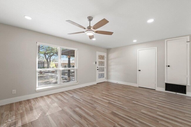 Photo - 1313 Redbud Trail