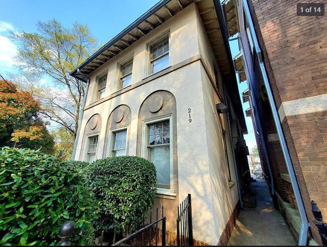 Building Photo - 219 S Cherry St Unit 1B