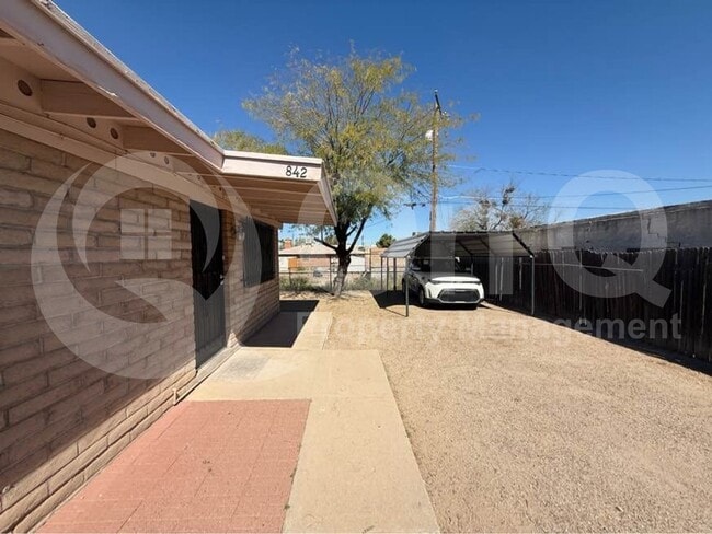 Photo - 842 W Iowa St