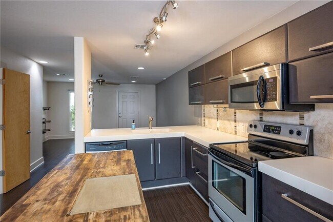 1101 Grove Blvd Unit 106