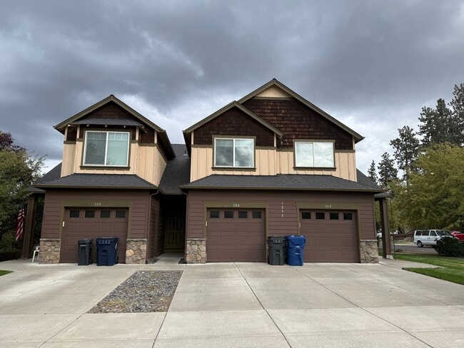 Building Photo - 2 Bed/1.5 Bath Townhome Near the Old Mill Unit 300