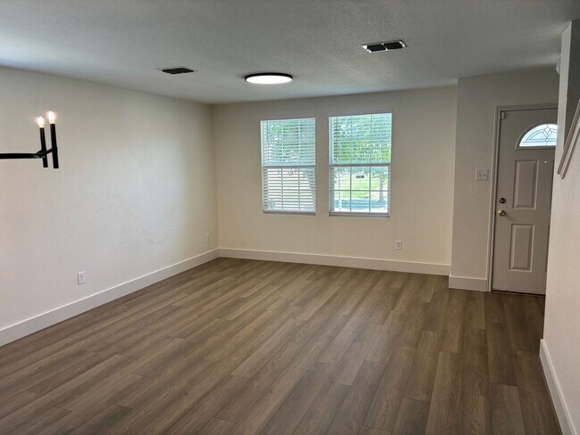 Photo - 803 Moss Glen Trail