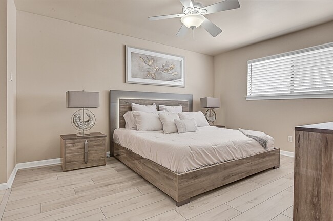 Building Photo - 208 Seawall Blvd Rental