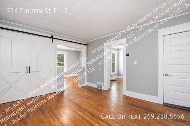 Photo - 736 Fulton St E