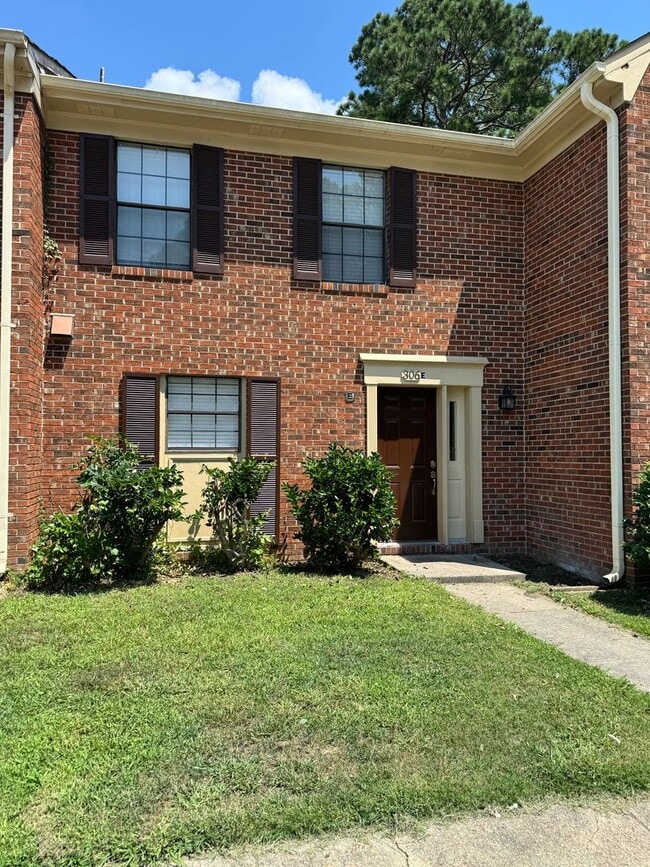 Photo - 306 Circuit Ln