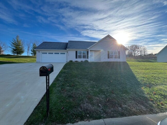 Building Photo - Newer single family house