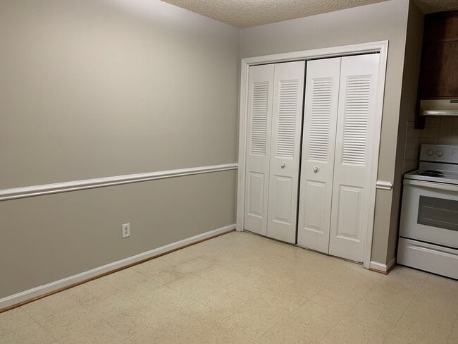 Photo - 682 Laxton Rd Unit 3