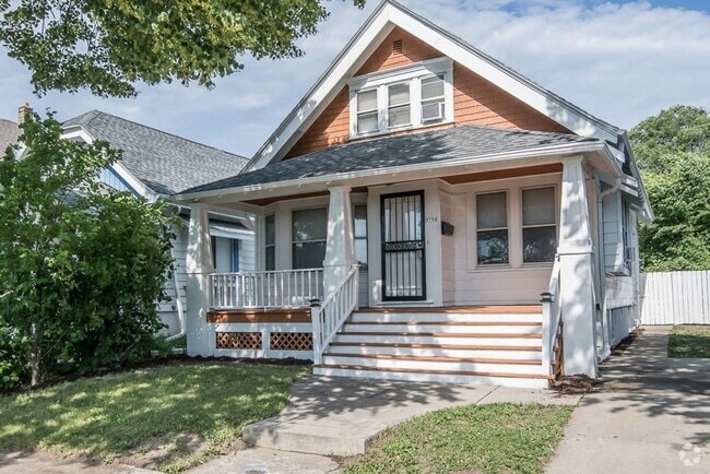 Building Photo - Updated 4-Bed Single Family Home with Clas...