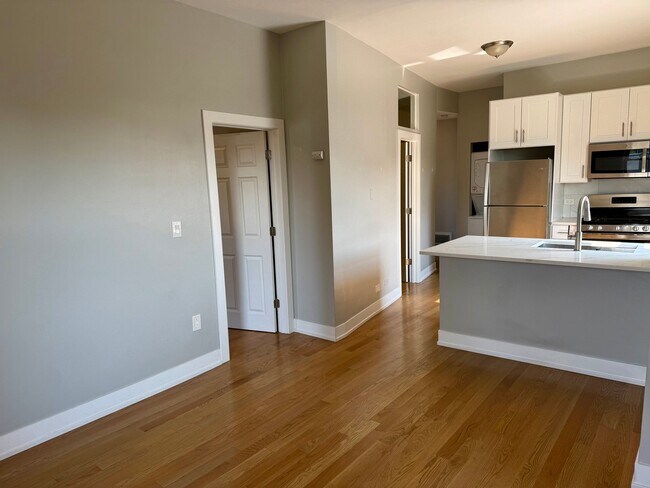 2545 W North Ave Unit 3R