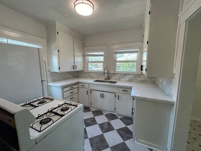 Photo - 961 W 19th St