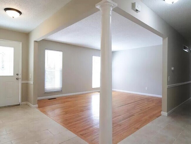 1411 Old Farm Dr