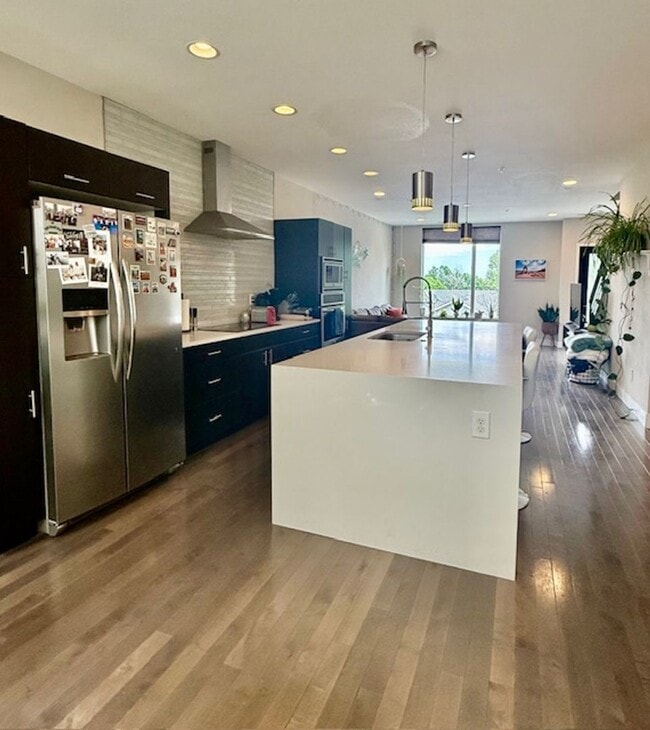 Building Photo - Modern 3 bed, 3.5 bath Townhome Blocks fro...