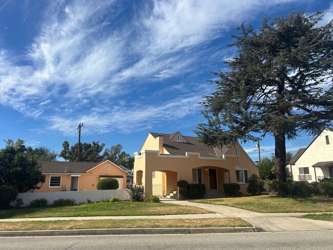 SPACIOUS HOME!!! 3 Bed/2 Bath $3,600/Month - SPACIOUS HOME!!! 3 Bed/2 Bath $3,600/Month