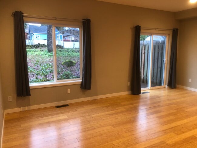 Photo - 472 SE Oak St