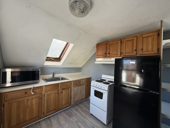 Building Photo - 144 Franklin St Unit 3