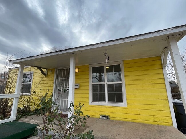 Building Photo - Updated 3/1.5 in Gables Neighborhood