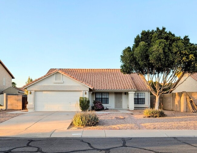 Building Photo - AVAILABLE NOW IN GREAT GILBERT LOCATION WITH NO HOA!!!