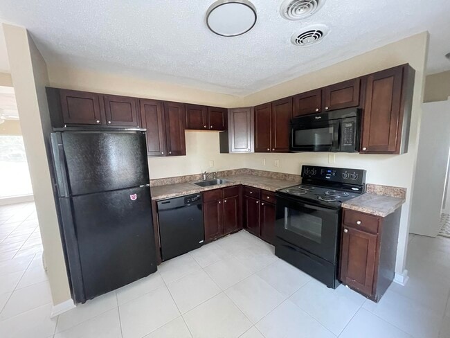 Photo - 121 Willard Rd NW