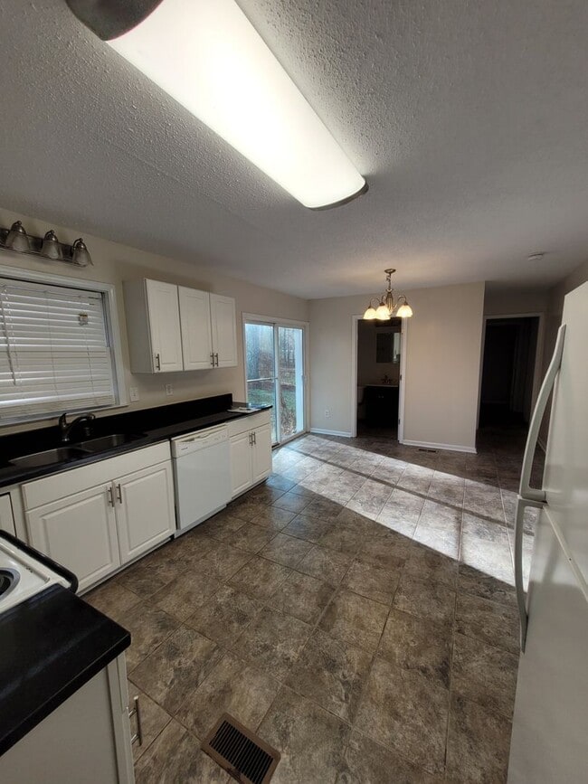 Photo - 492 Briarwood Ln