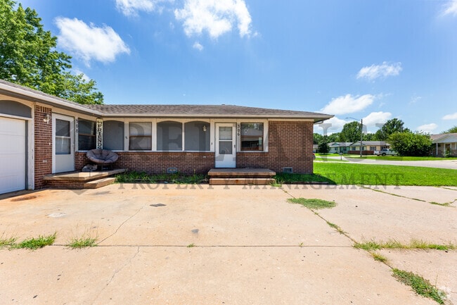 Building Photo - 306 S Twin Pines Ave Rental