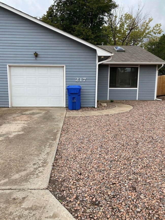 Building Photo - 2 Bedroom 1 Bath duplex