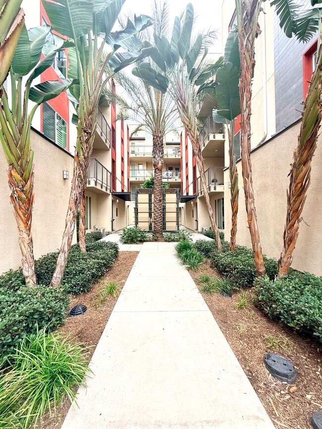 Building Photo - Newer 2 bedroom 2 bath luxury SMART HOME c...