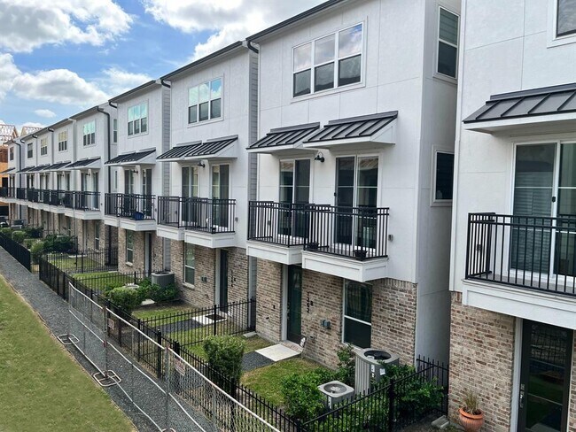 Photo - 1280 N Post Oak Rd House