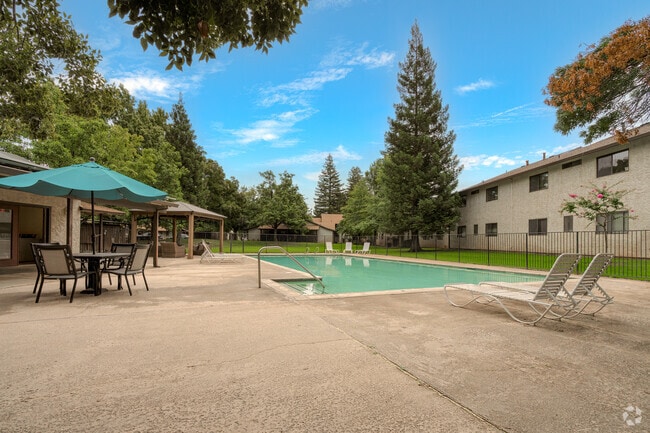 Building Photo - Eastwood Court Apartments
