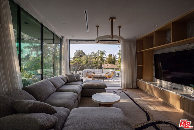 738 Palms Blvd