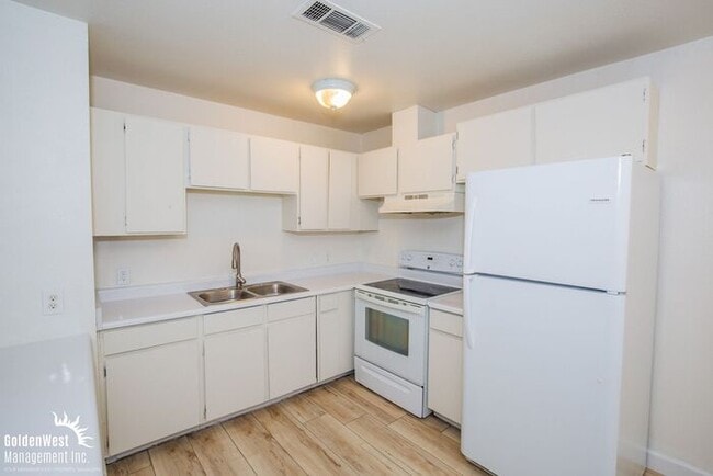 Building Photo - Renovated 2Bdm 1Ba Upstairs Apartment in C...