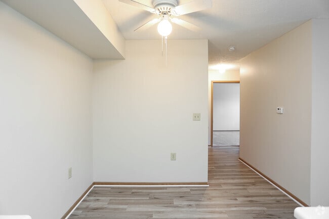 2BR, 2BA - 918SF - Dining Room
